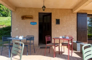 maisondupech carlux cuisine terrasse