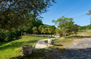 maisondupech carlux vers la piscine