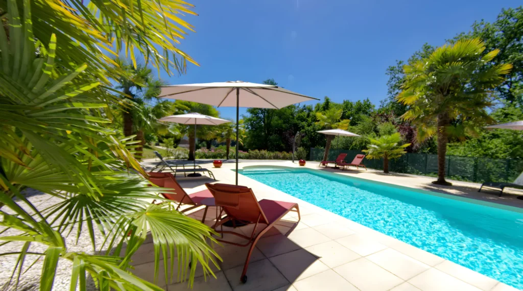 maisondupech carlux piscine derriere palmiers